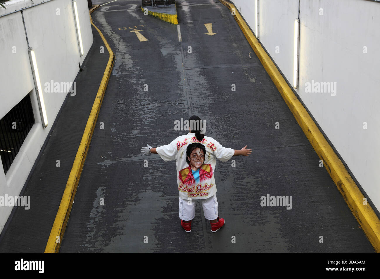 Michael Jackson's fan pose avec bras ouverts sur une sortie de parking. Banque D'Images