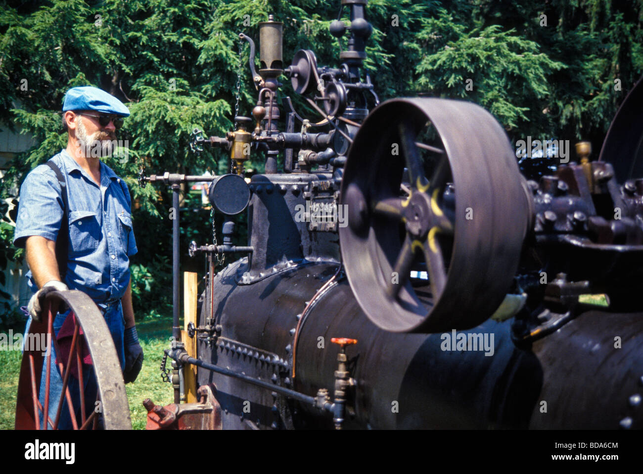 Hans Herr house l'opérateur de la batteuse agricole Banque D'Images