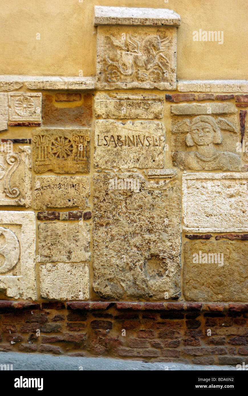 La tombe étrusque et anciennes pierres ornant la façade du Palazzo Bucelli dans le Corso de Montepulciano Banque D'Images