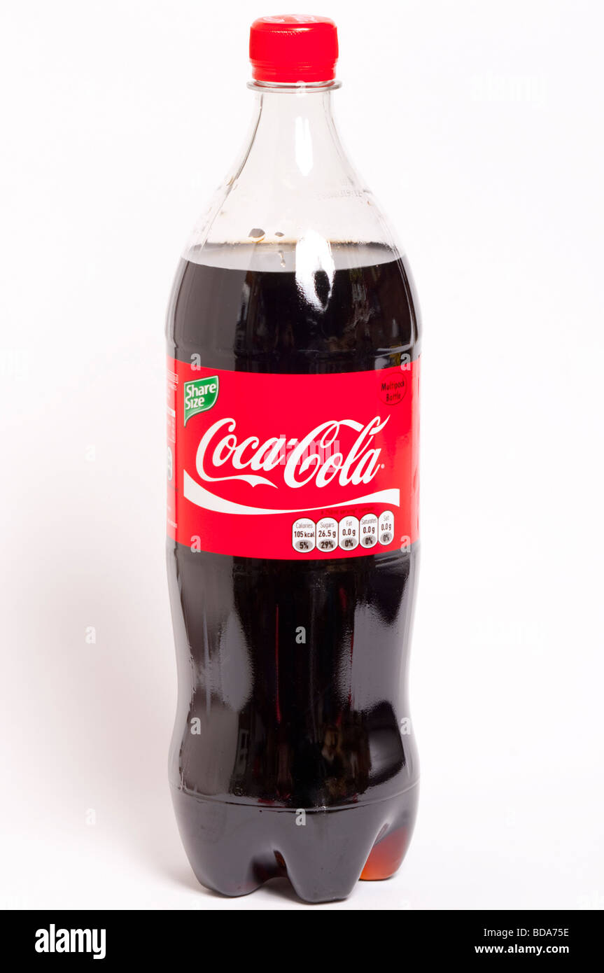 Un gros plan d'une bouteille de Coca-Cola sur un fond blanc Banque D'Images