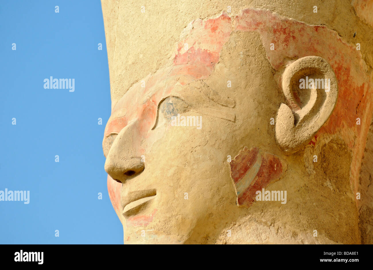 Détail de la Statue de la reine Hatshepsout Osirienne au temple funéraire à Deir el Bahri, près de Louxor en Égypte Banque D'Images