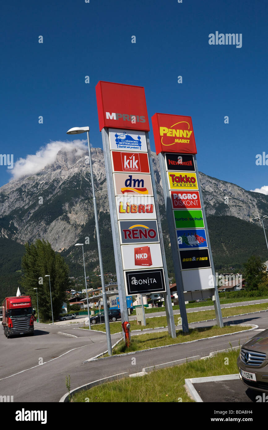 En dehors de la ville centre commercial, Telfs, Innsbruck Land Tyrol Autriche UE Banque D'Images