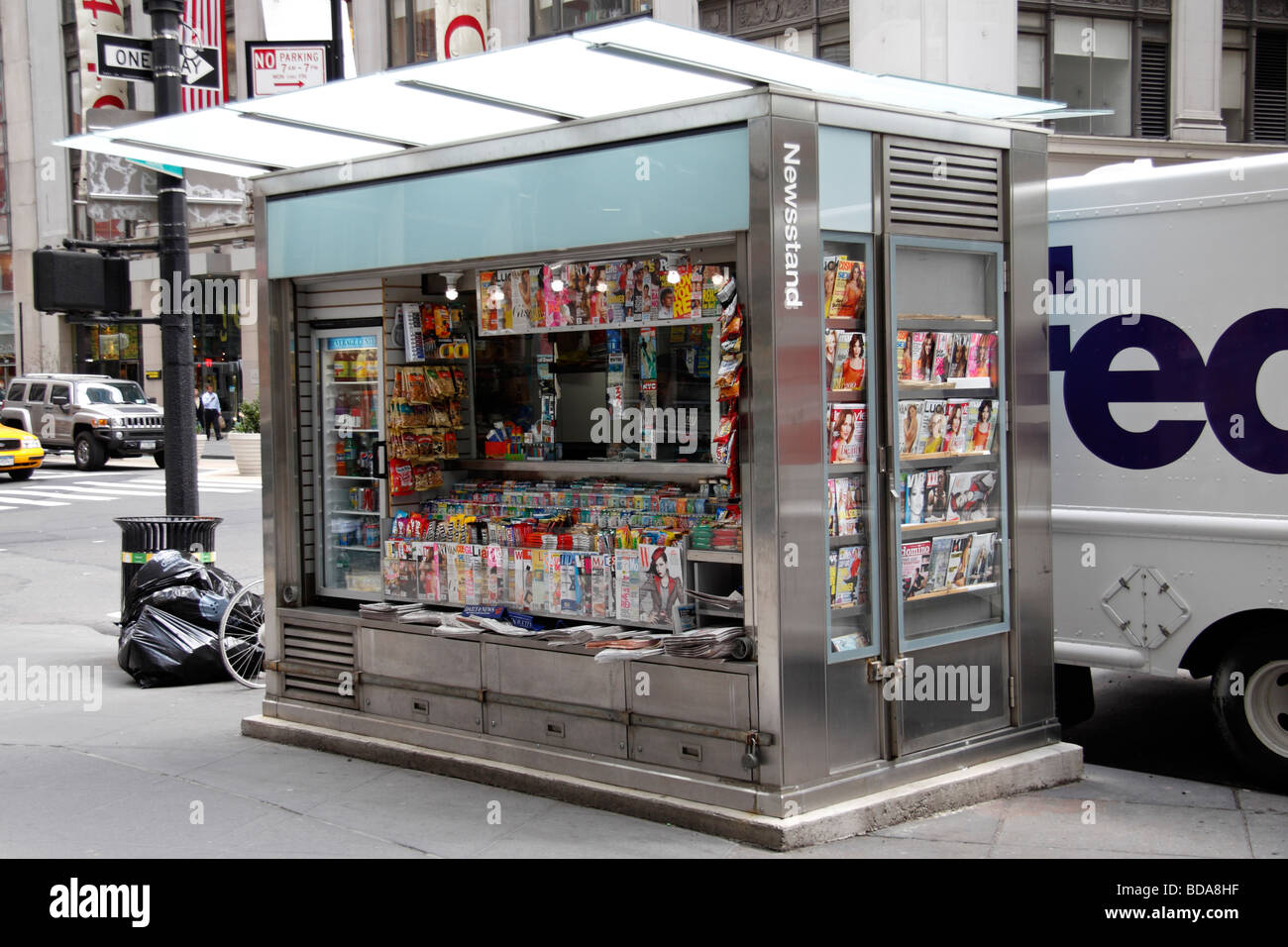 Un kiosque à côté de la route à Manhattan, New York, United States. Banque D'Images