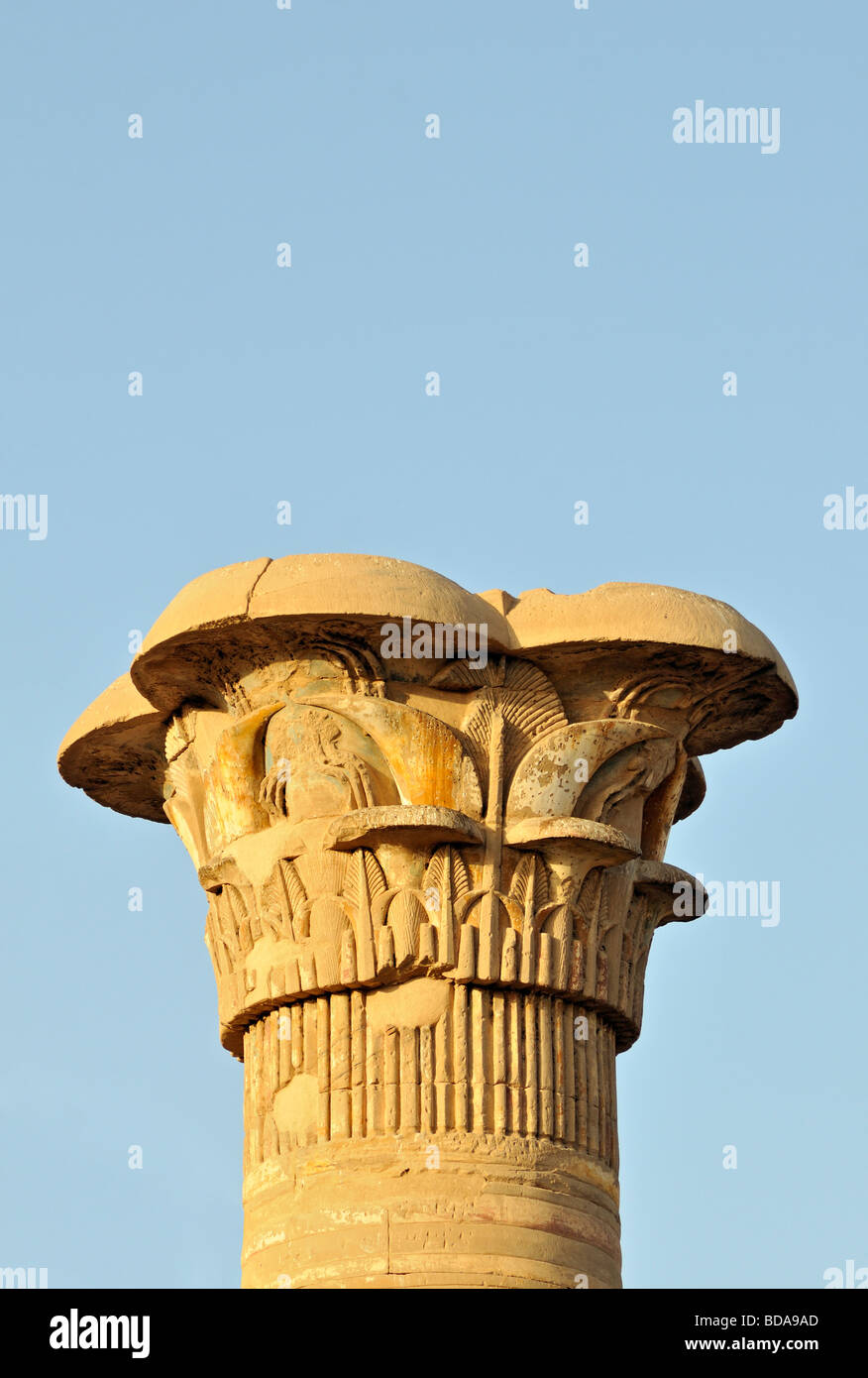 Détail de la colonne Composite Capital au temple funéraire de Ramsès III à Médinet Habou sur la rive ouest de Louxor en Égypte Banque D'Images