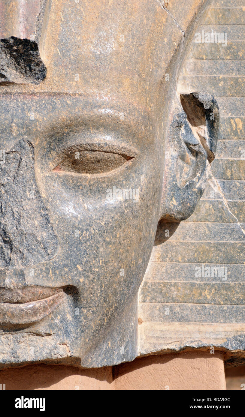 Statue de granit au Ramesseum temple funéraire du pharaon Ramsès Ramsès II nécropole thébaine rive ouest de Louxor en Égypte Banque D'Images