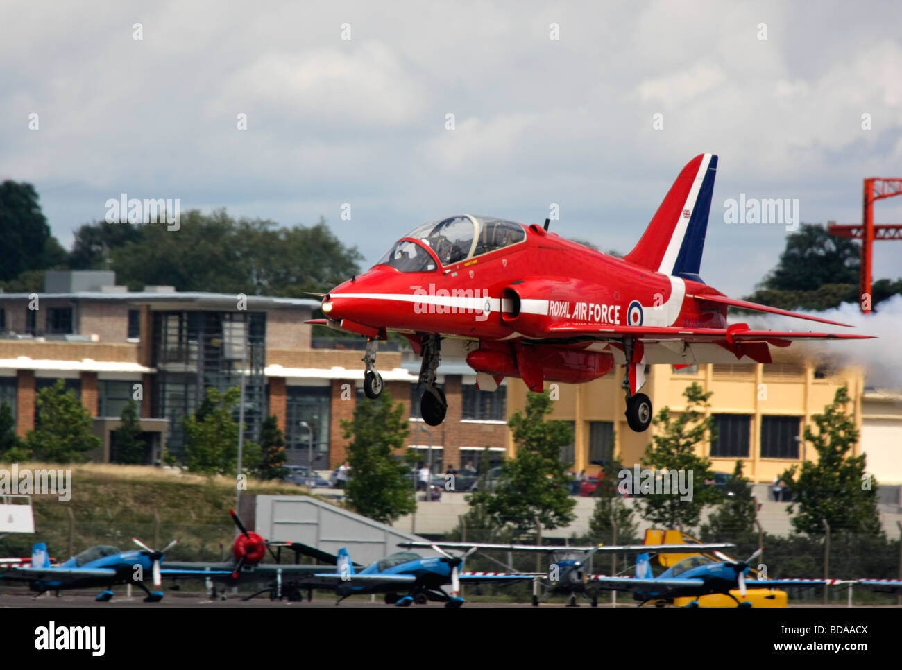 RAF Des flèches rouges Hawk Jet Airplane landing au Farnborough International Air Show de 2008 Banque D'Images