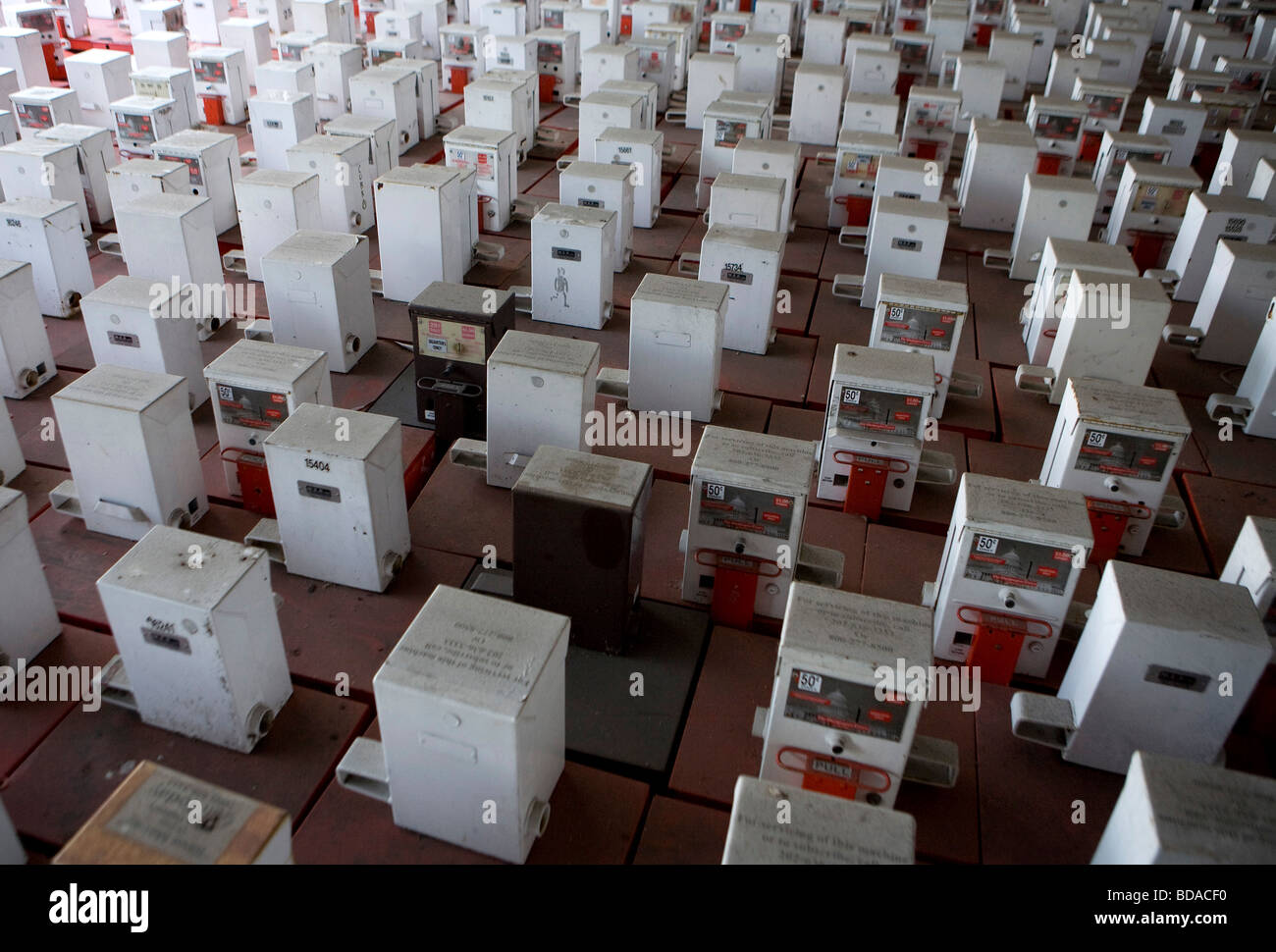 9 Août 2009 - Washington, D.C. - un stock de machines distributrices de journaux vides s'asseoir recueillies dans un parking. Banque D'Images