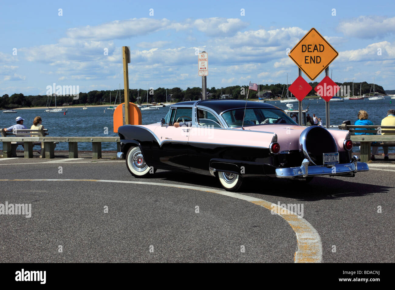 1955 Ford Fairlane croisière sur le quai, Sag Harbor, Long Island NY Banque D'Images