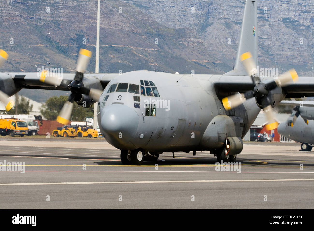 Une armée de l'air sud-africaine de transport lourd avion turbopropulseur Hercules dans le cadre d'un salon à Ysterplaat Air Force Base, Cap, S Banque D'Images