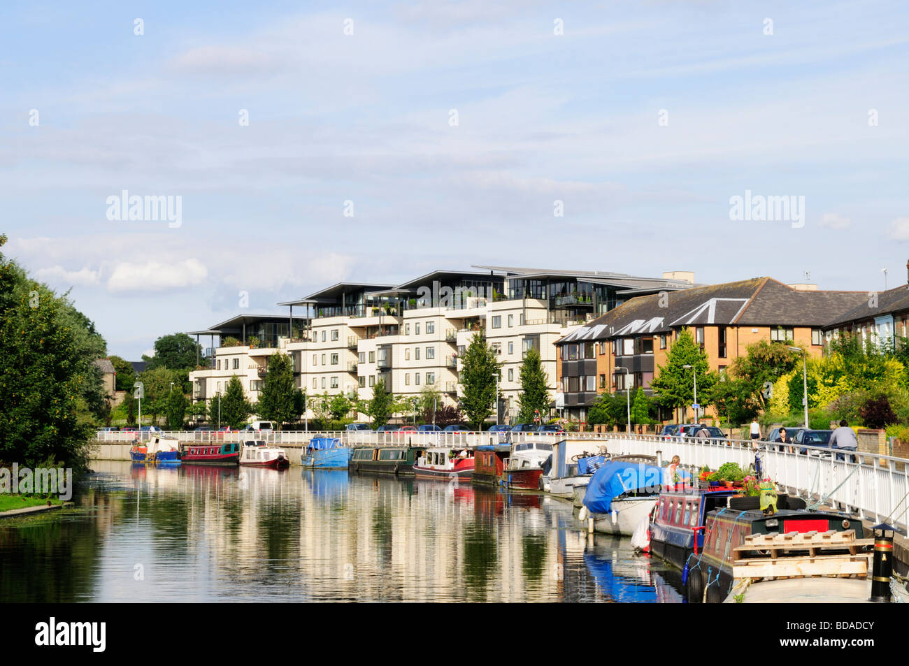 Les bateaux-maisons et appartements le long de la rivière La rivière Cam, l'Angleterre Cambridge UK Banque D'Images