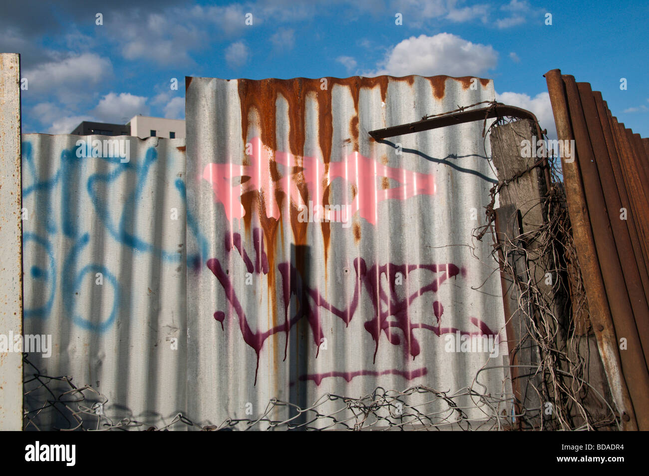Graffiti sur une clôture de fer ondulé, Hackney Wick Banque D'Images