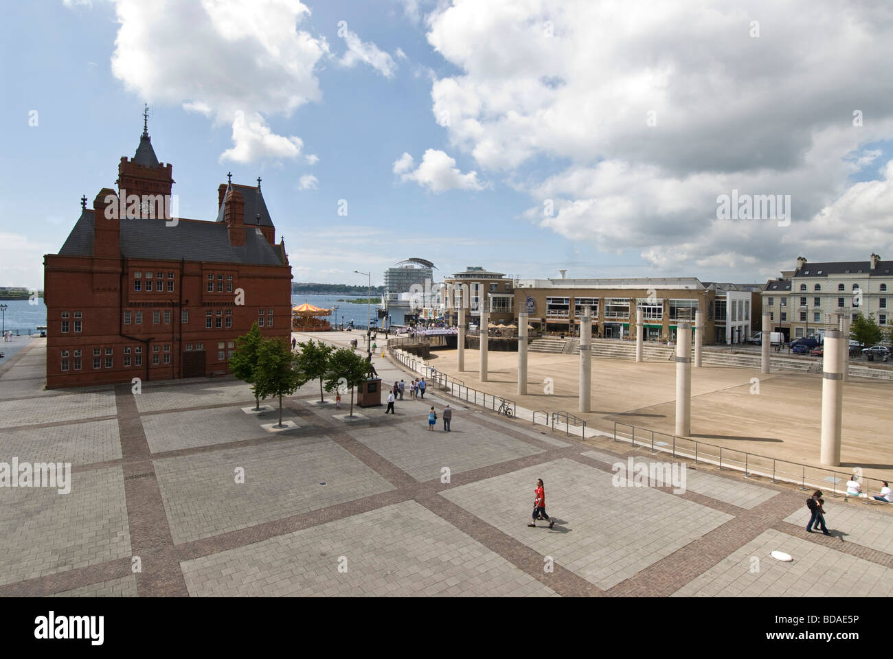 Cardiff Bay Pier Head Building Bassin ovale et Mermaid Quay vu depuis le Wales Millennium Centre Banque D'Images