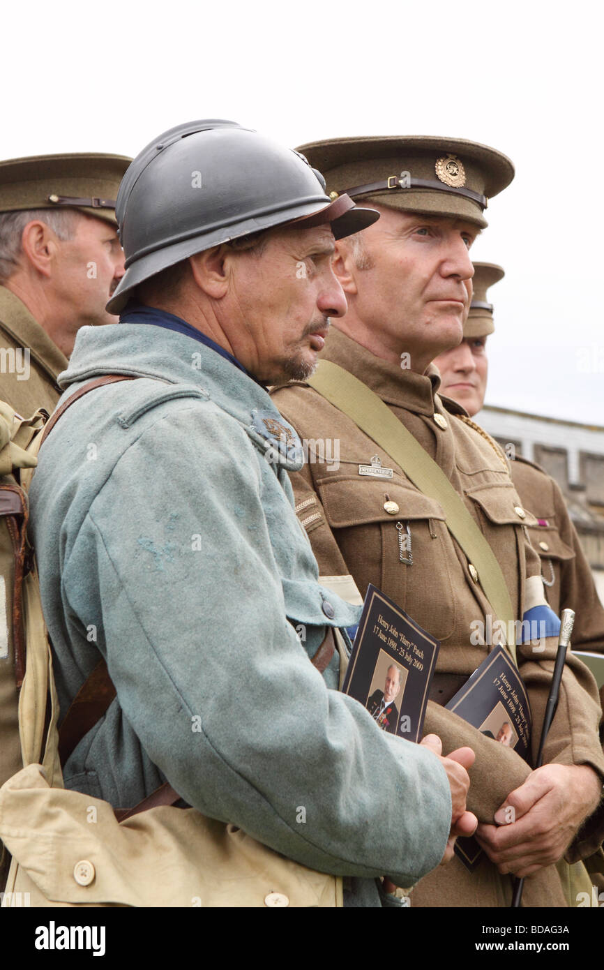 Première Guerre mondiale, des uniformes de soldats anglais et français WW1 reenactment society aux funérailles des anciens combattants 6thAugust Harry Patch 2009 Banque D'Images