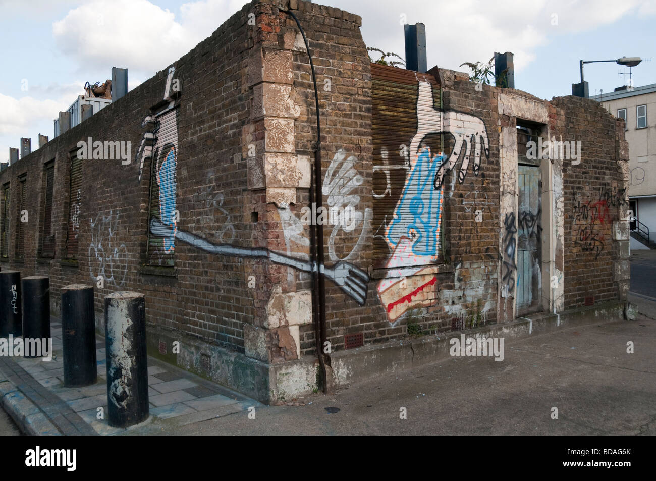 Graffiti sur mur de briques de bâtiment démoli, Hackney Wick Banque D'Images