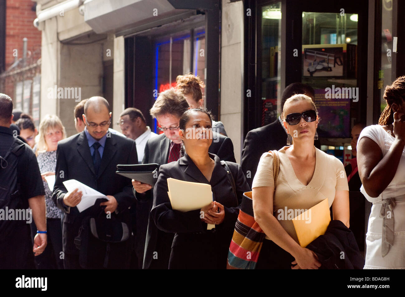 Recherche d'emploi s'alignent pour un salon de l'emploi dans Midtown à New York Banque D'Images
