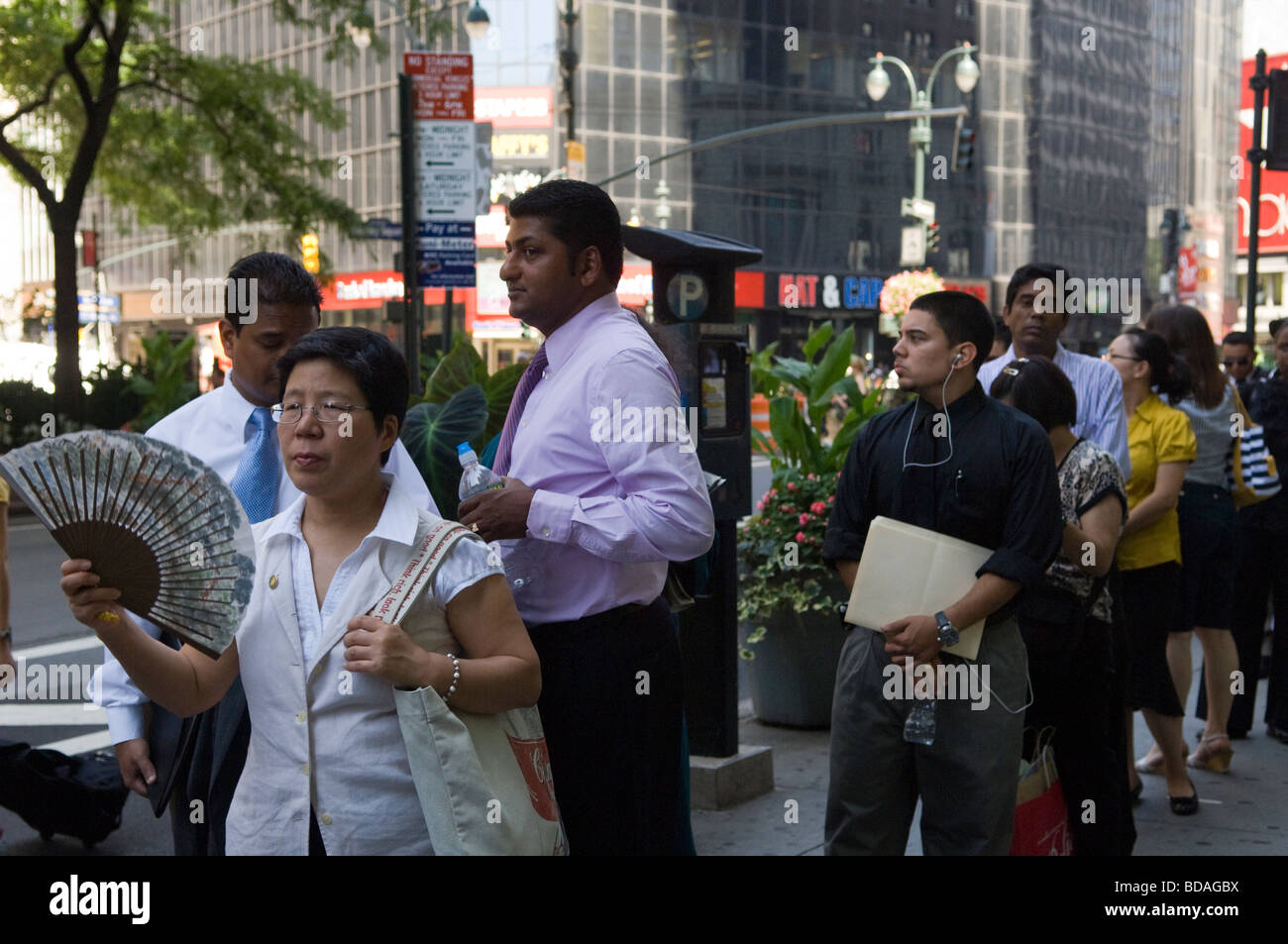 Recherche d'emploi s'alignent pour un salon de l'emploi dans Midtown à New York Banque D'Images