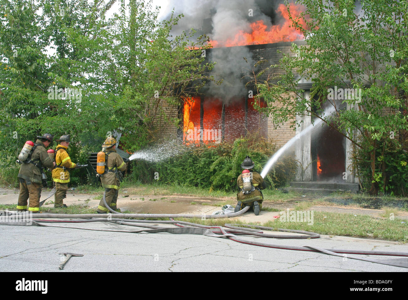 L'incendie des bâtiments commerciaux vacants Detroit Detroit Michigan USA Pompiers Banque D'Images