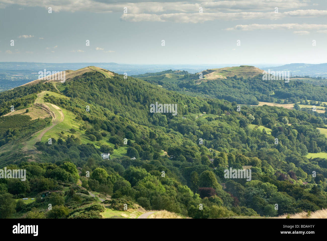 Voir en regardant vers le sud le long des collines de Malvern à Herefordshire Balise de Summer Hill London UK Banque D'Images