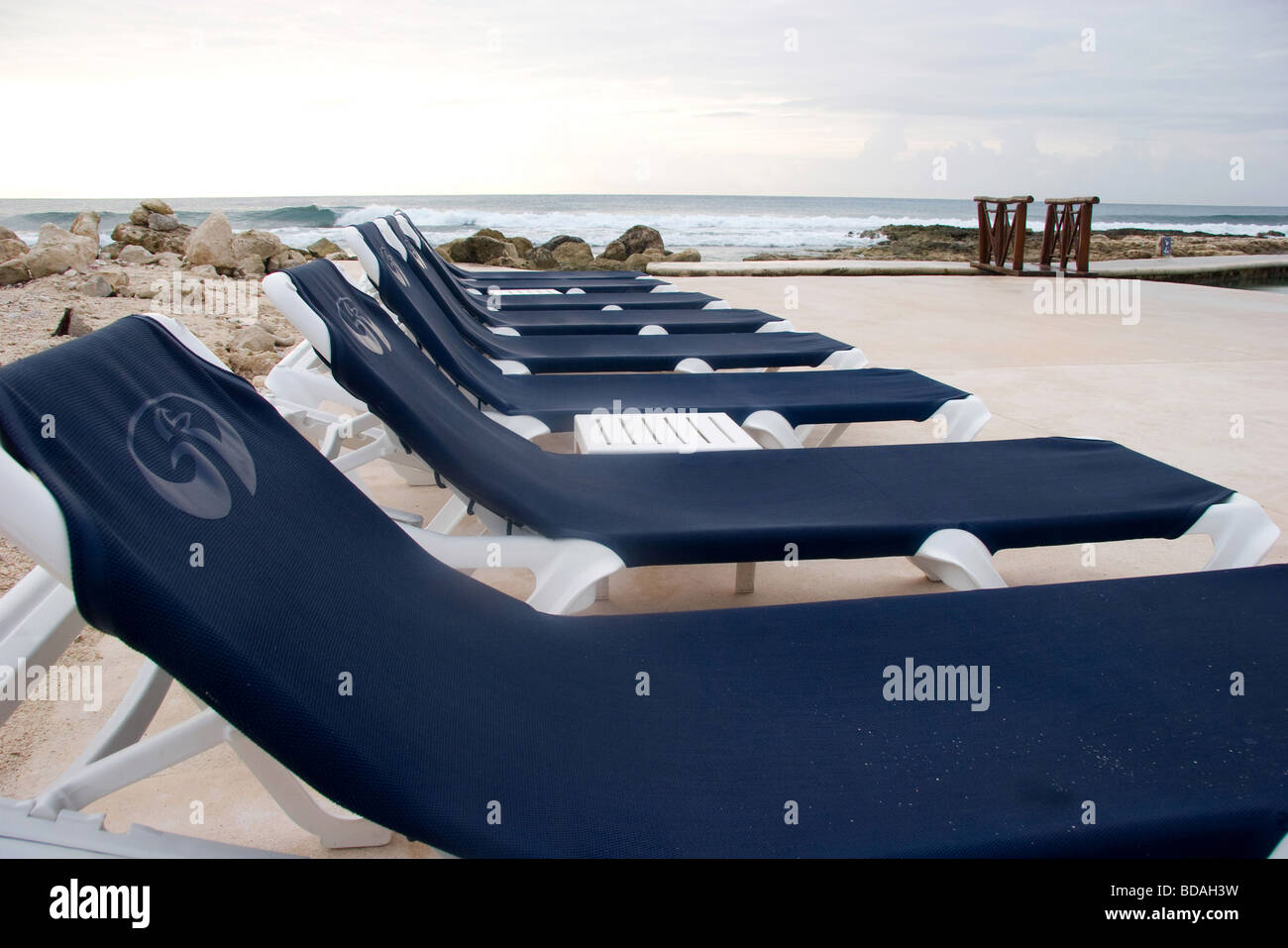 Rangée de chaises longues de plage vide par la rive, Riviera Maya Banque D'Images Rangée de chaises longues de plage vide par la rive, Riviera Maya Banque D'Images