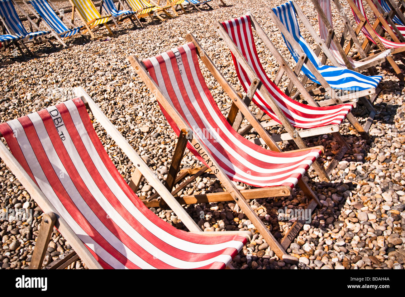 Des rangées de chaises longues sur la plage à Beer, Devon, UK Banque D'Images