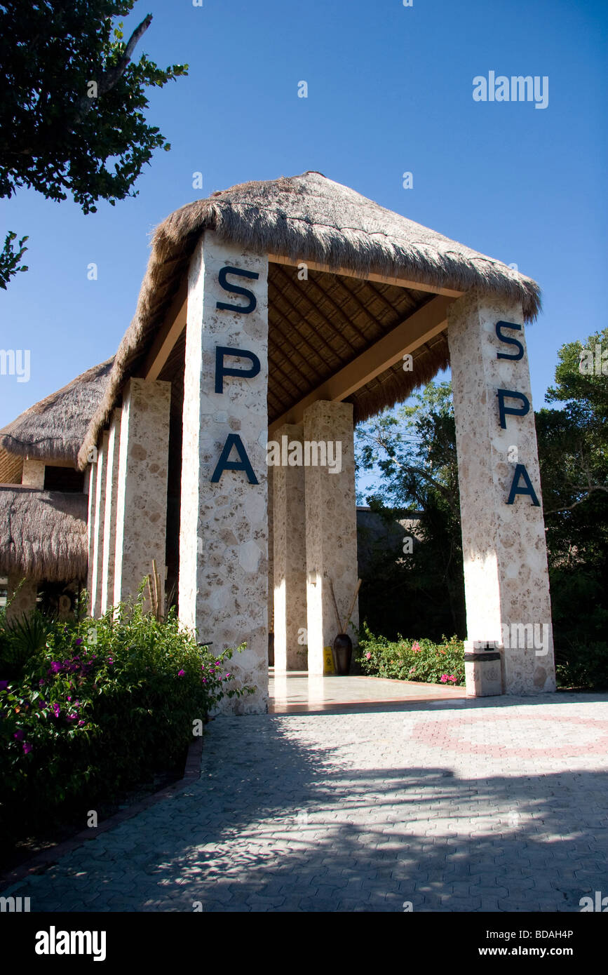 Entrée d'un grand complexe spa dans un hôtel à Riviera Maya Banque D'Images Entrée d'un grand complexe spa dans un hôtel à Riviera Maya Banque D'Images