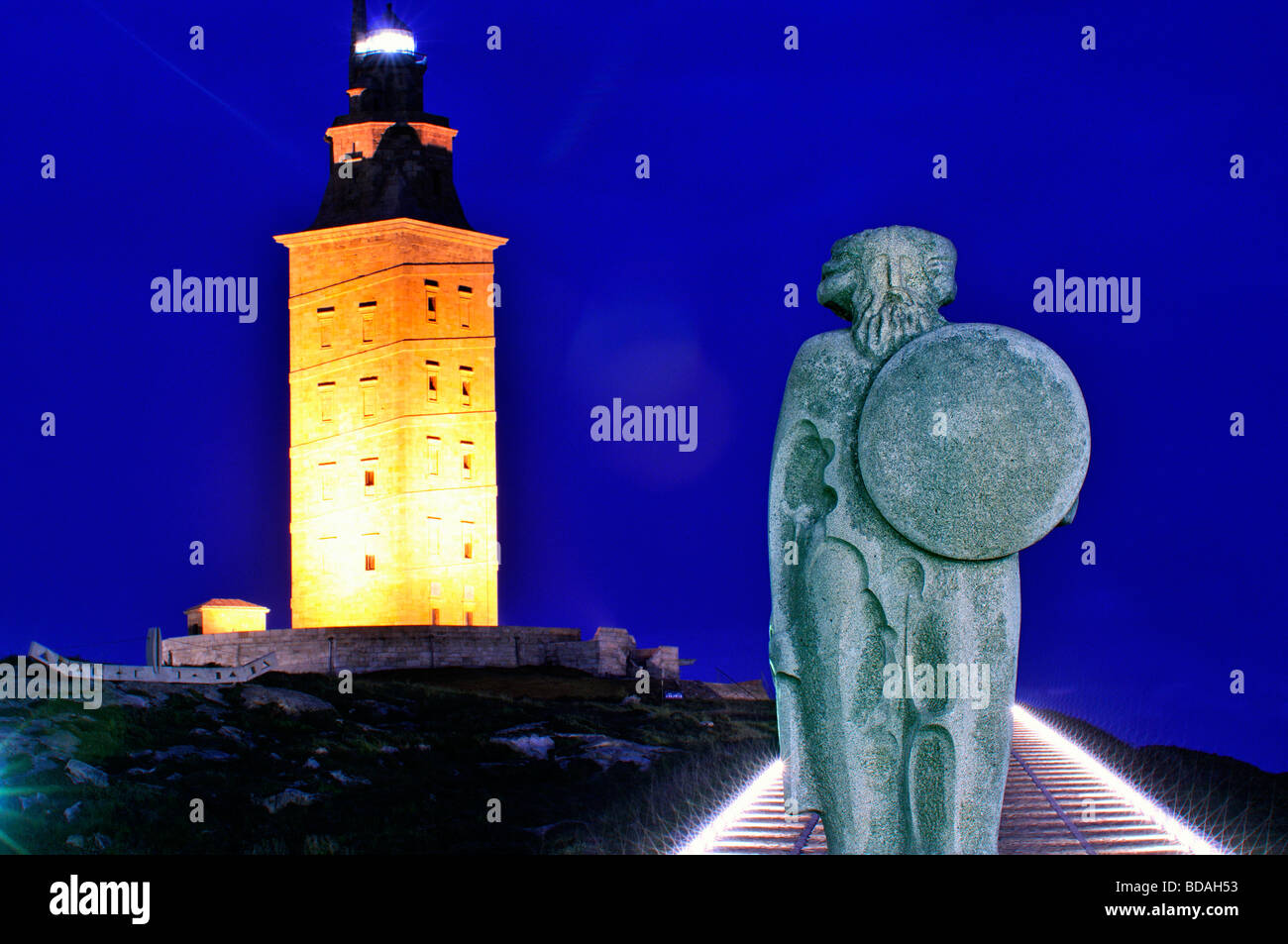 L'Espagne, la Galice : iluminated nocturne Tour d'Hercule avec statue de Breogán de Xosé Cid dans A Coruna Banque D'Images
