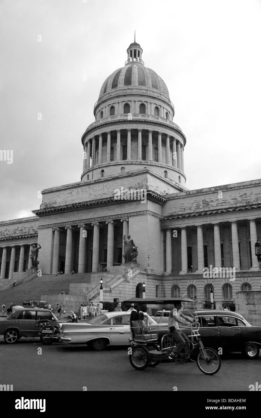 Voitures et pedicab devant le Capitolio Nacional, La Vieille Havane, Cuba Banque D'Images
