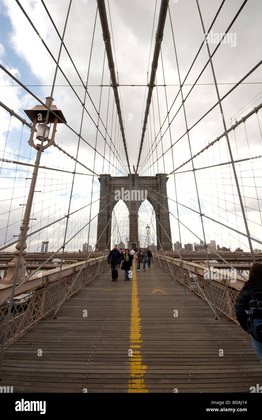 Les touristes et les voyageurs à pied le long de la zone piétonne du pont Le pont de Brooklyn, Manhattan, New York Banque D'Images