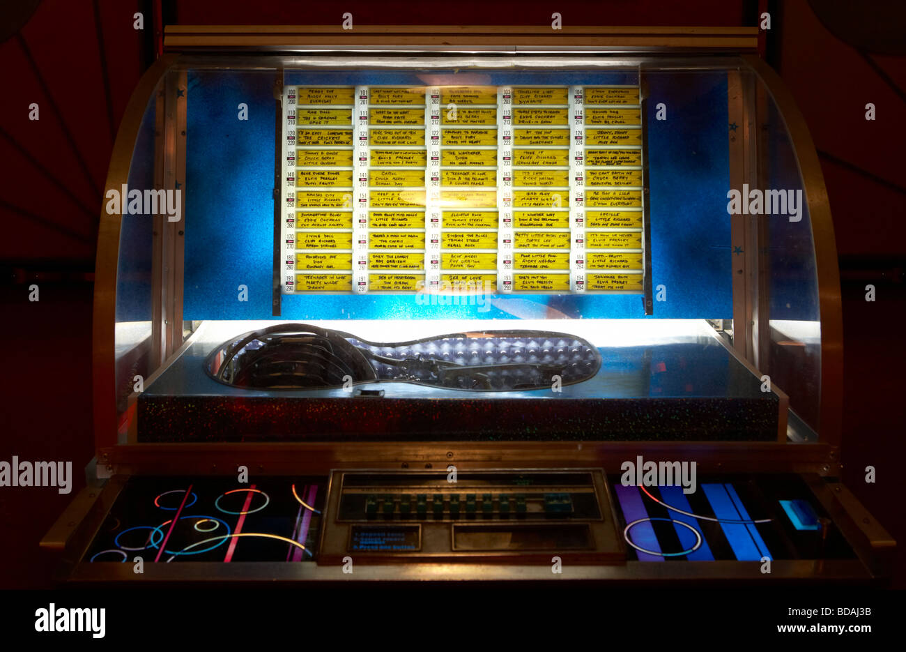 Olf fifties juke box à l'intérieur du hall d'entrée de l'hôtel Tudor cinéma privé à comber le comté de Down en Irlande du Nord Banque D'Images