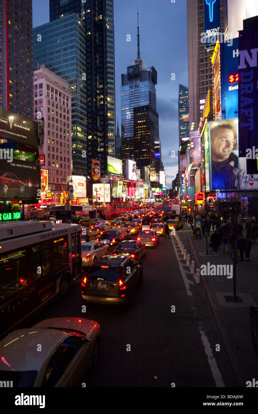 Accumulation de trafic allant vers le bas la 7e Avenue vers Times Square, Manhattan, New York City Banque D'Images