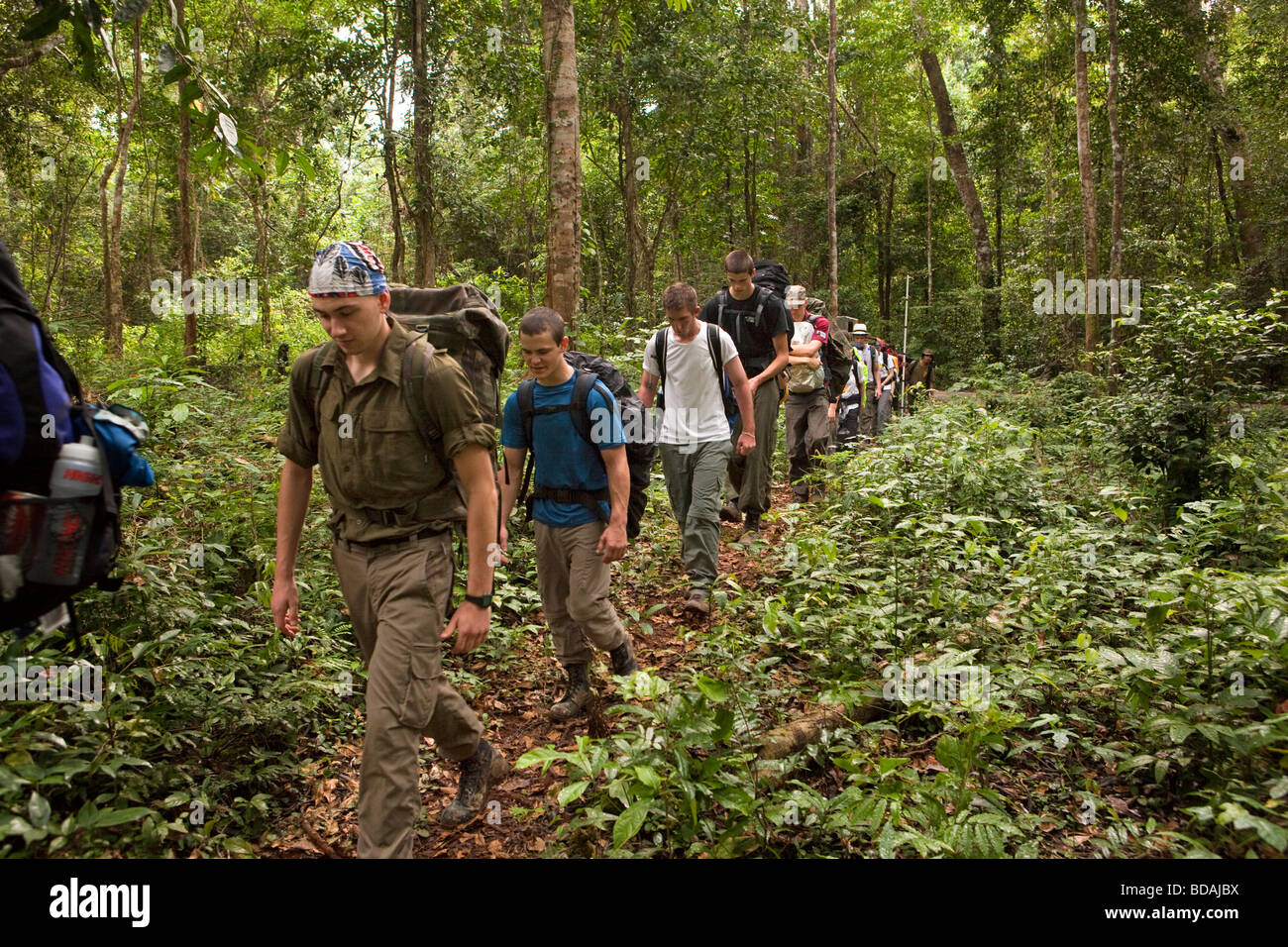 Sulawesi Indonésie Wallacea Fonctionnement sixième forme les étudiants à partir à pied de la forêt tropicale à la forest fringe Banque D'Images