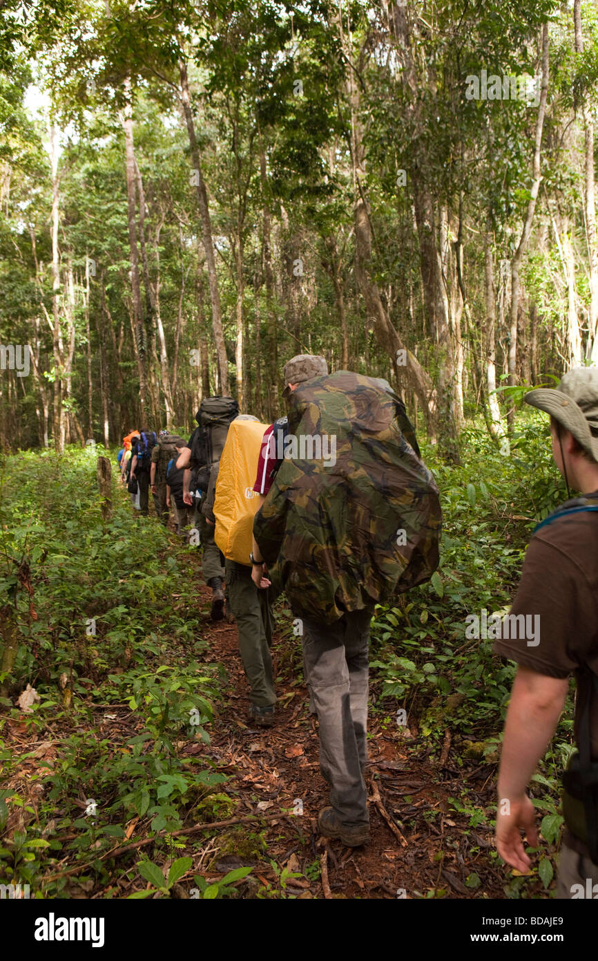 Sulawesi Indonésie Wallacea Fonctionnement sixième forme les étudiants à partir à pied de la forêt tropicale à la forest fringe Banque D'Images