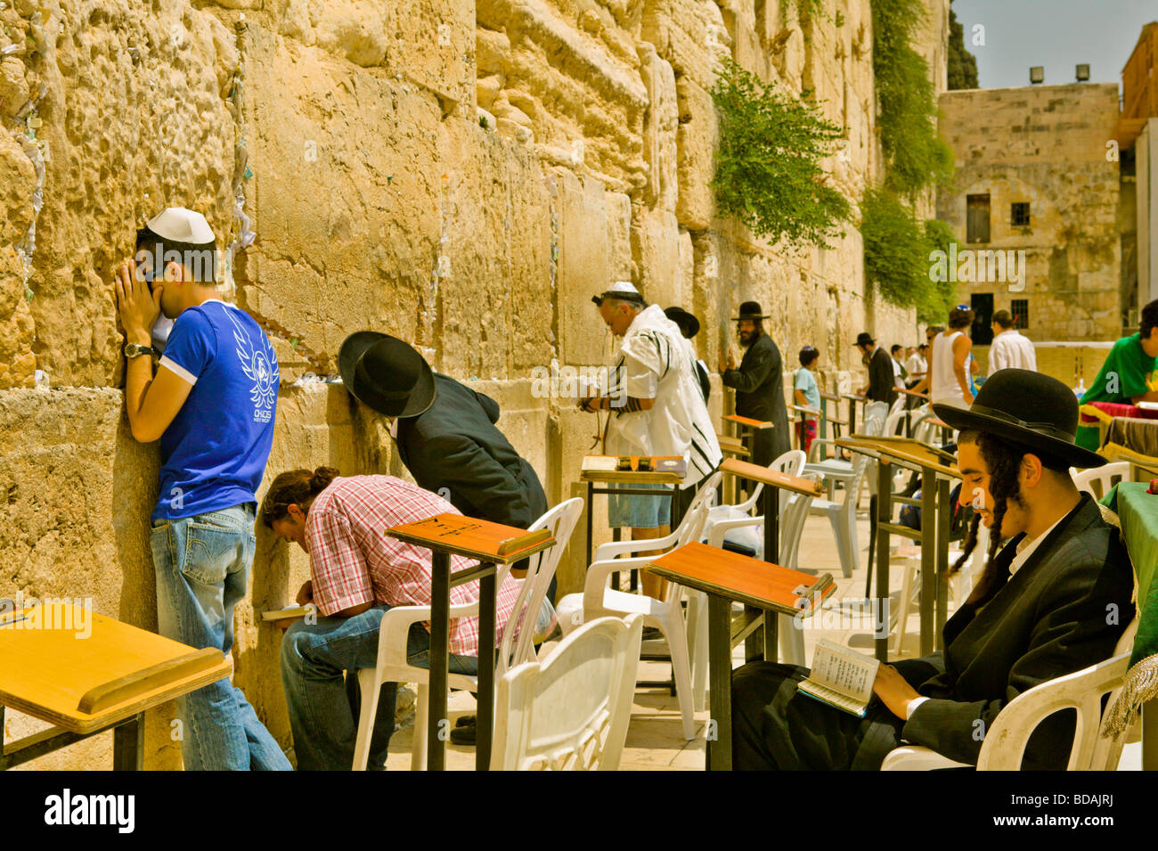 Les hommes juifs en prière au Mur des lamentations à Jérusalem Israël Banque D'Images