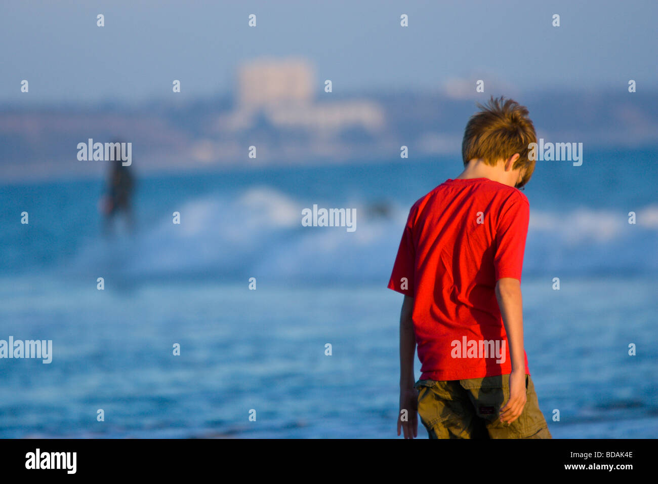 Enfants jouant sur la plage de Malibu, Californie Banque D'Images