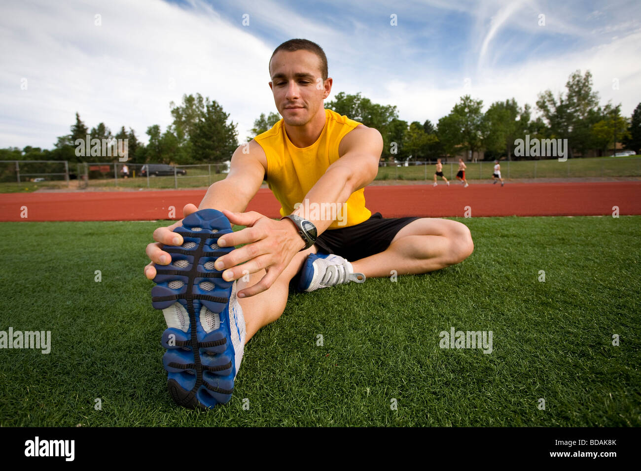 L'échauffement des athlètes et s'étirer avant de faire des exercices à l'école secondaire locale voie à Boulder, Colorado. Banque D'Images