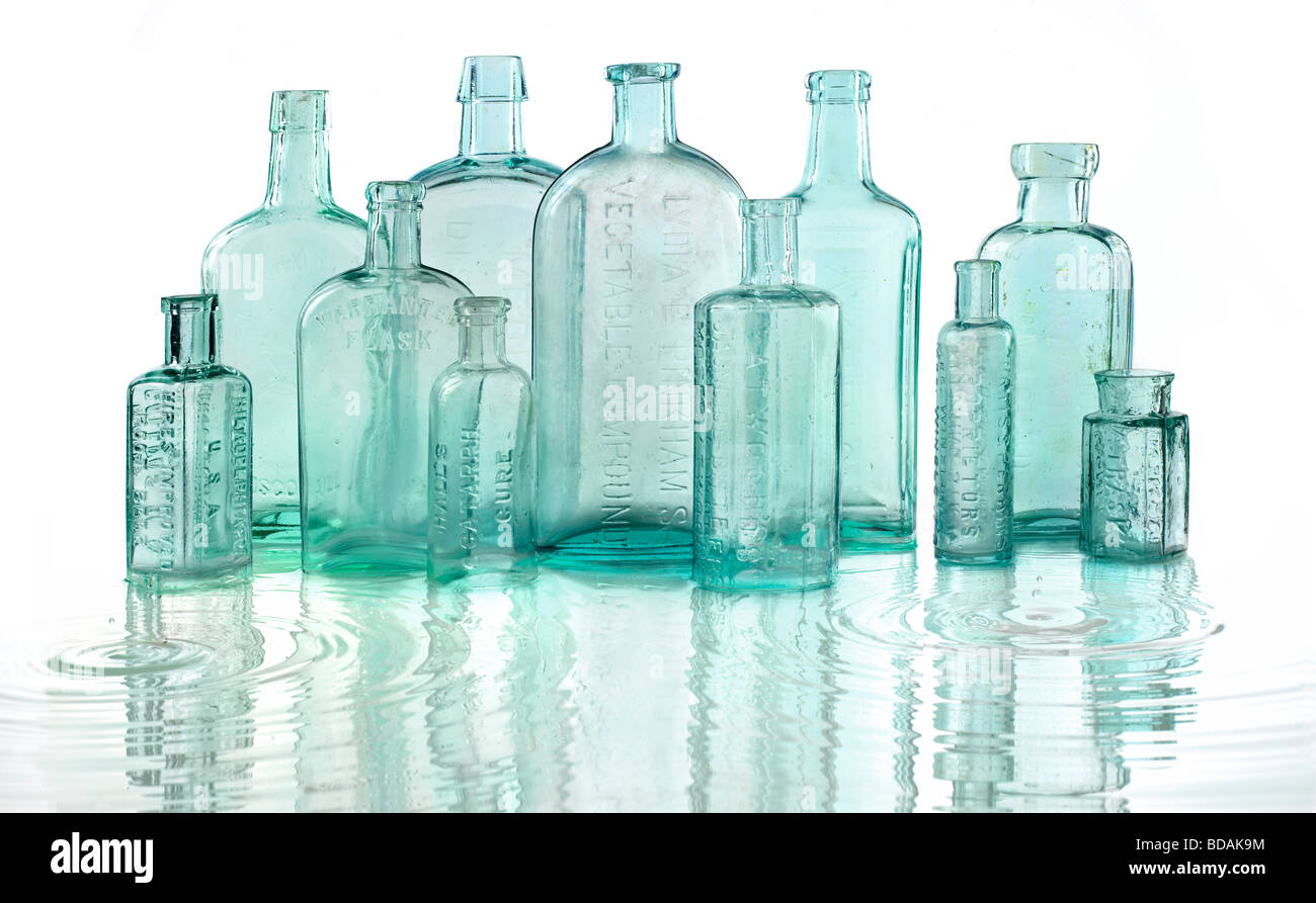 Assis dans l'eau des bouteilles antiques Banque D'Images Assis dans l'eau des bouteilles antiques Banque D'Images