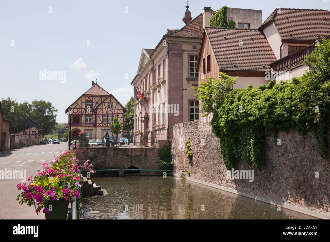 Ancien hôtel de ville et les murs de ville fortifiée située sur la route des vins d'Alsace. Riquewihr Alsace Haut Rhin France Europe Banque D'Images
