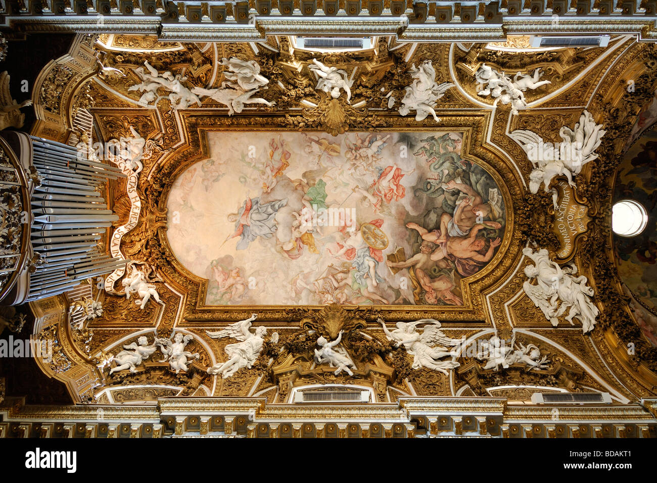 Rome Italie Le plafond richement décoré de l'église baroque de Santa Maria della Vittoria Banque D'Images