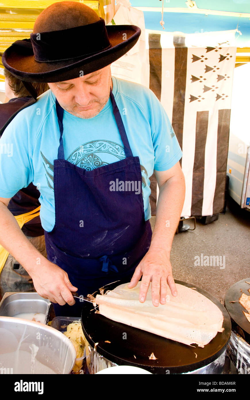 Faire des crêpes dans un marché en Bretagne, France Banque D'Images