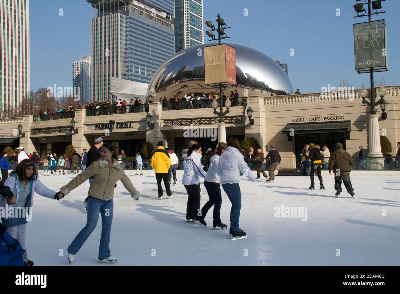 Patinoire McCormick Tribune Parc Du Millénaire avec des patineurs. Chicago, Illinois Banque D'Images