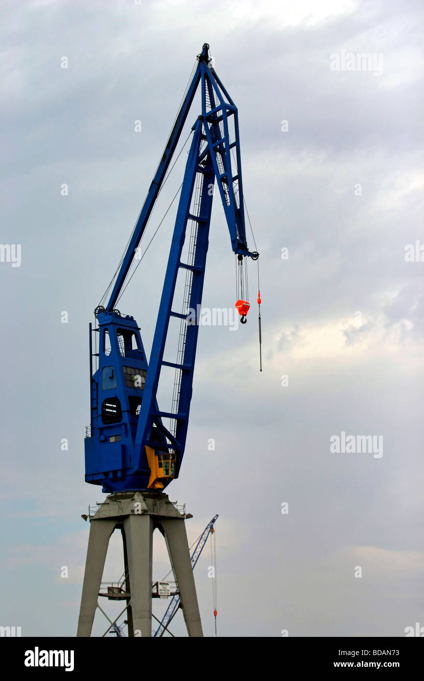 Grue de chargement de la cargaison du navire dans le port de Hambourg Allemagne Banque D'Images