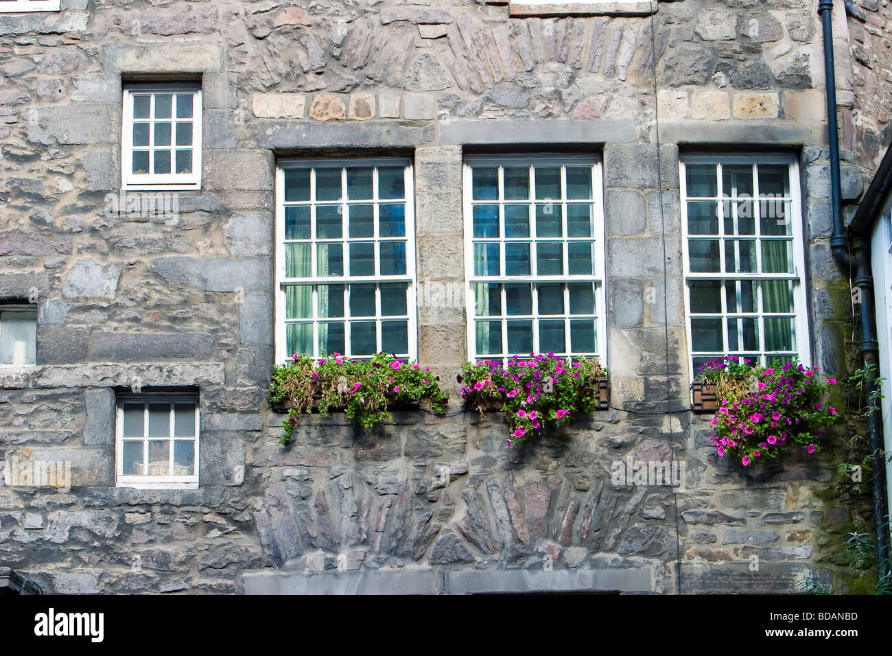 Une image de Windows d'origine médiévale avec des panneaux de verre dans la maison de John Knox, Édimbourg, Écosse Banque D'Images