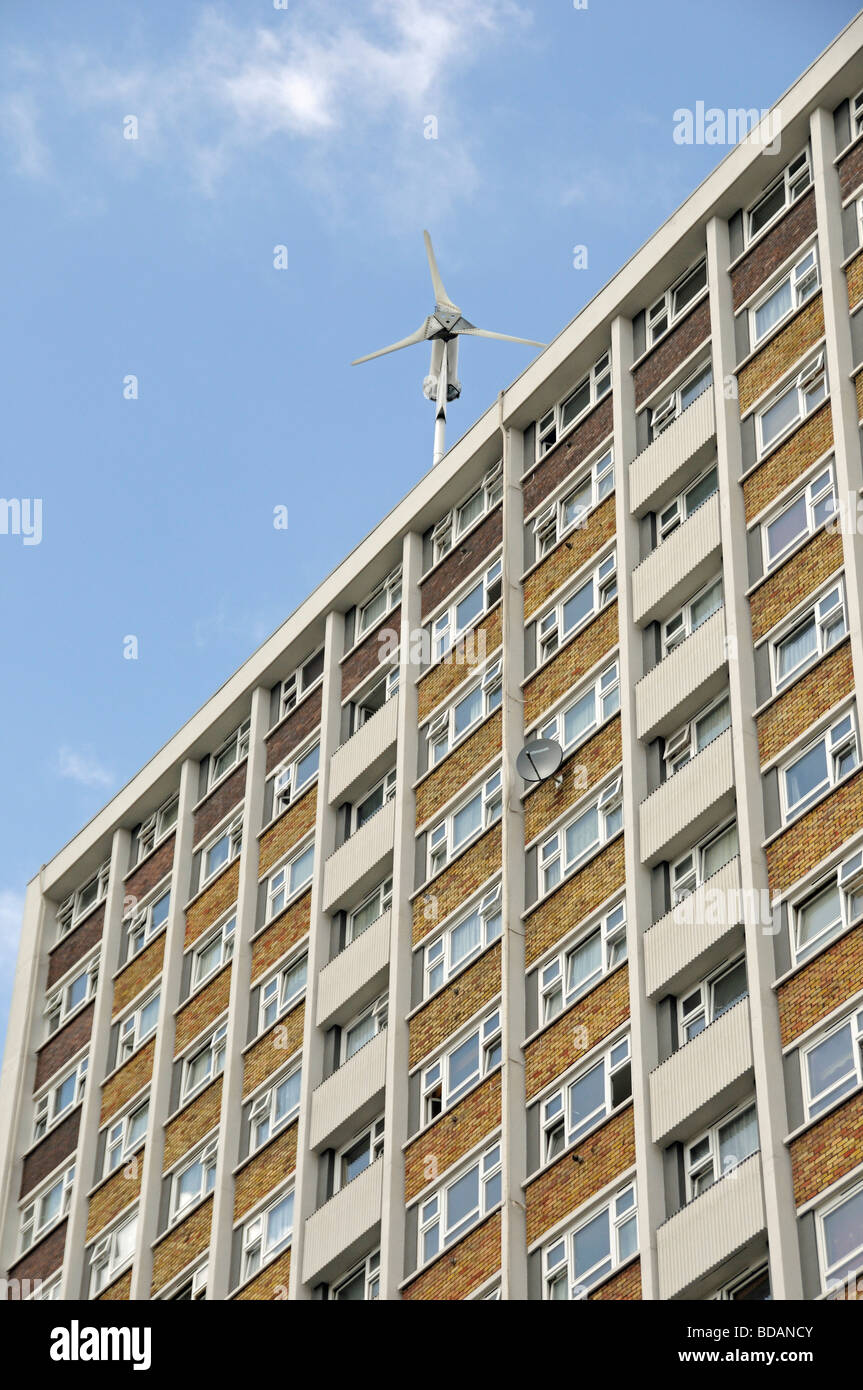 Éolienne sur haut de bloc de bureaux Finsbury Islington Londres Angleterre Royaume-uni Banque D'Images