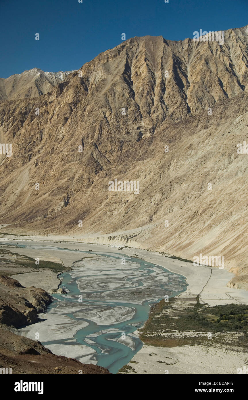 Rivière qui coule dans une vallée, fleuves Shyok River, la Vallée de Nubra, Ladakh, le Jammu-et-Cachemire, l'Inde Banque D'Images