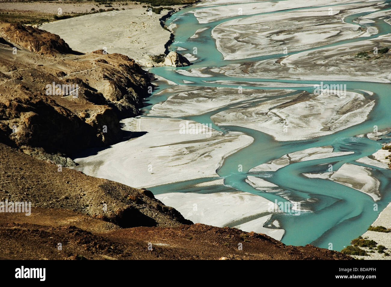 Rivière qui coule dans une vallée, fleuves Shyok River, la Vallée de Nubra, Ladakh, le Jammu-et-Cachemire, l'Inde Banque D'Images