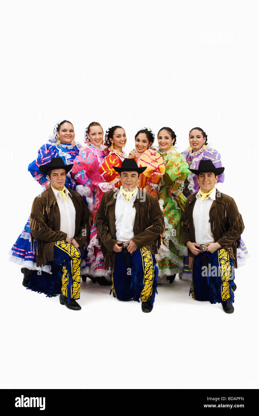 Portrait d'un groupe de danseurs en costume traditionnel Mexicain Banque D'Images Portrait d'un groupe de danseurs en costume traditionnel Mexicain Banque D'Images