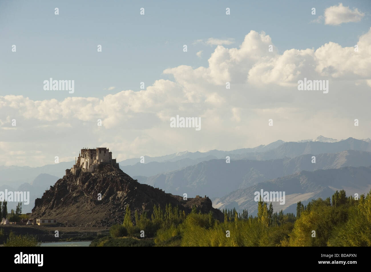 Avec le monastère de chaînes de montagne dans l'arrière-plan, le monastère de Stakna, Ladakh, le Jammu-et-Cachemire, l'Inde Banque D'Images