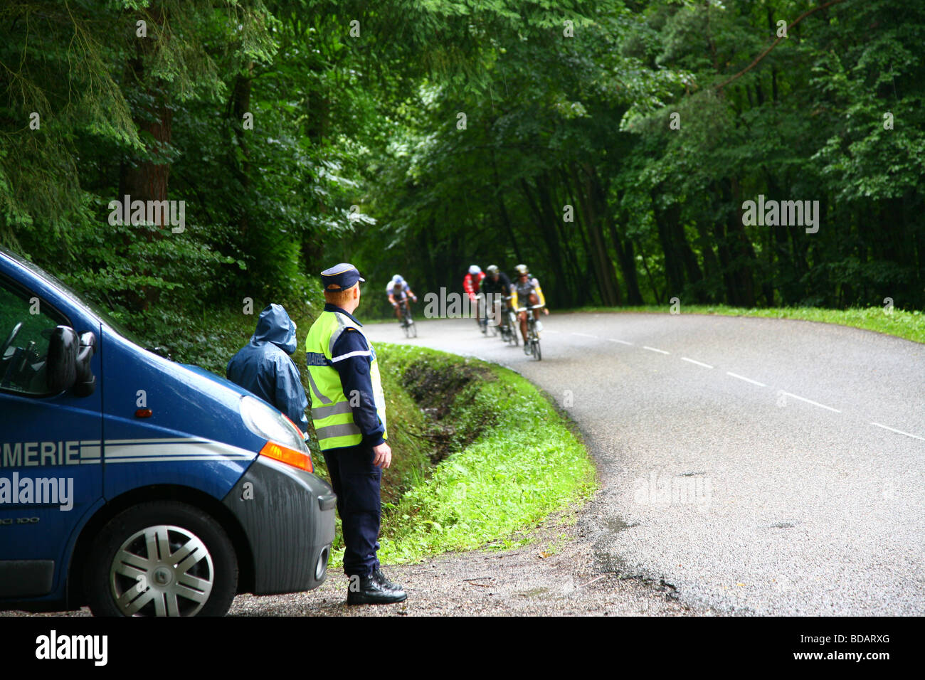 Tour de France 2009, étape 13 - Vittel Colmar 200 km (17 juillet) La police attendent les coureurs à venir Banque D'Images
