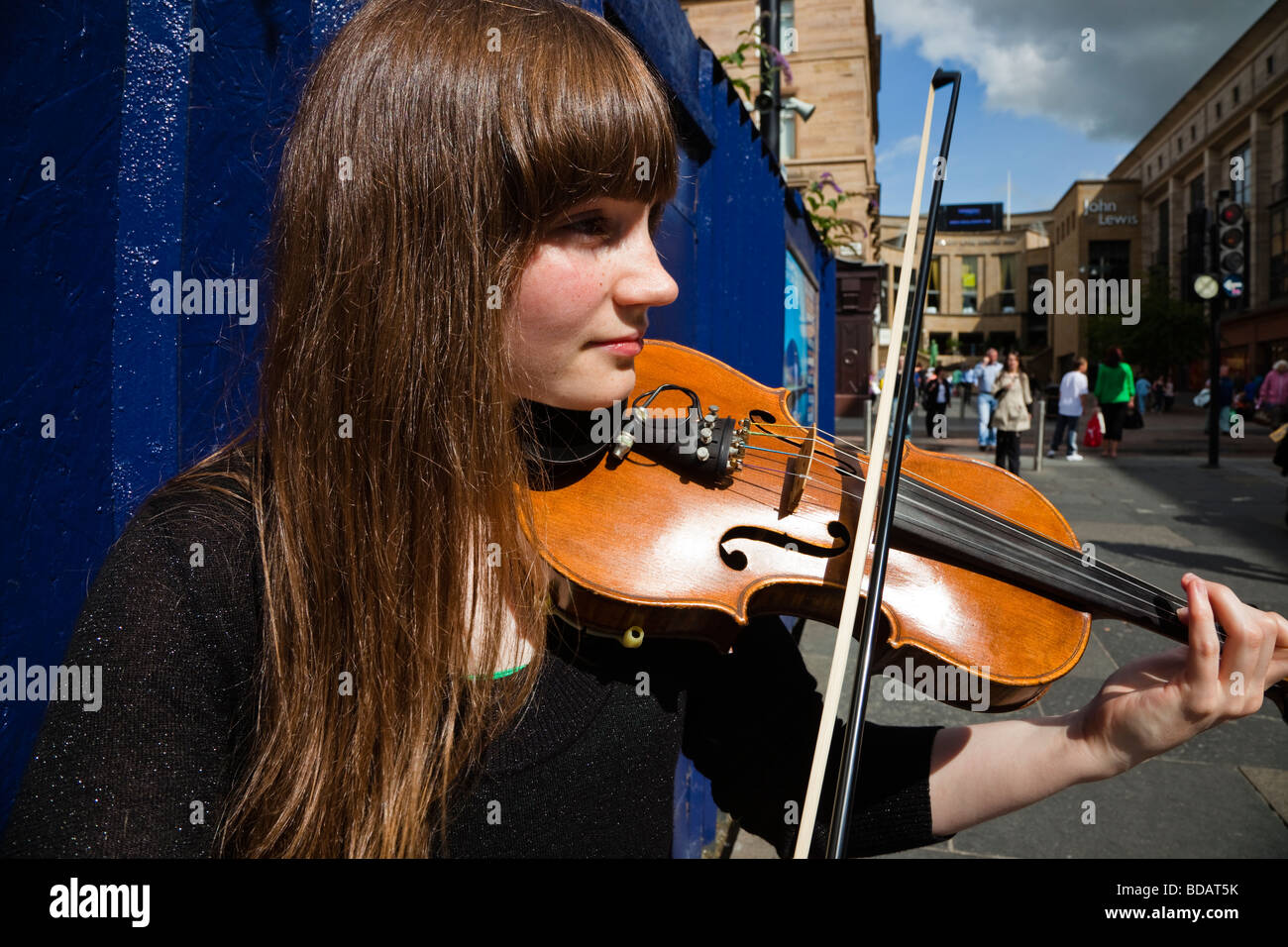 Élève l'étude de la musique dans la rue Buchanan Street Glasgow, Ecosse, Grande-Bretagne, Royaume-Uni Banque D'Images