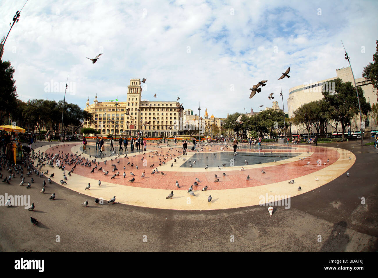 Vue sur la place de la Placa Catalunya situé dans la ville de Barcelone en Espagne Banque D'Images